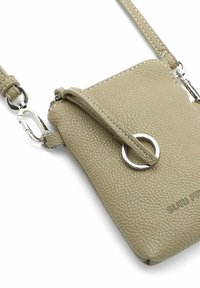 Vaaleanvihreä, teksturoitu nahkainen olkalaukku, jossa on hopeanvärinen rengas ja vetoketju. Varustettu ohuella hihnalla ja kohokuvioidulla logolla.