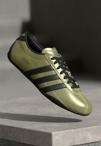 adidas Originals TOKYO - Joggesko - gold metallic/core black