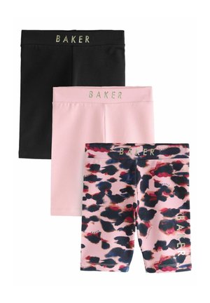 Drei Paare Kinder-Shorts in Schwarz, Pink und Pink mit navyblauen und roten abstrakten Mustern, jeweils mit "BAKER" am Bund.