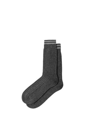 Par de calcetines tipo crew en gris oscuro con canalé y dos franjas gris claro cerca de la parte superior, colocados planos sobre un fondo blanco.
