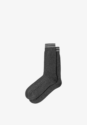 Par de calcetines tipo crew en gris oscuro con canalé y dos franjas gris claro cerca de la parte superior, colocados planos sobre un fondo blanco.