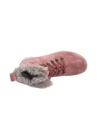 Botín de ante rosa con forro de piel sintética, cuello acolchado y ojales de metal. Presenta una lengüeta en el talón y suela texturizada.