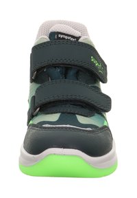 Tmavě zelené tenisky se světle zelenými akcenty, vybavené suchými zipy, texturovaným syntetickým svrškem a odpruženou podrážkou.