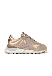 Sneakers metallici rosa chiaro con una texture liscia, caratterizzati da un accento khaki e una suola in gomma bianca, progettati con un distintivo motivo a croce.
