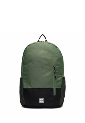 Grüner und schwarzer DC-Markenrucksack mit vorderer Reißverschlusstasche und seitlichen Netzfächern, mit großem, erhabenem Logo auf der Vorderseite.