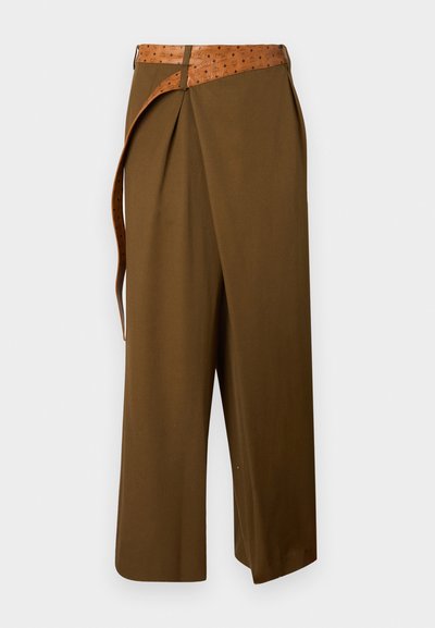 Pantalon large marron avec design à nouer à l'avant et ceinture beige ornée d'un motif subtil.