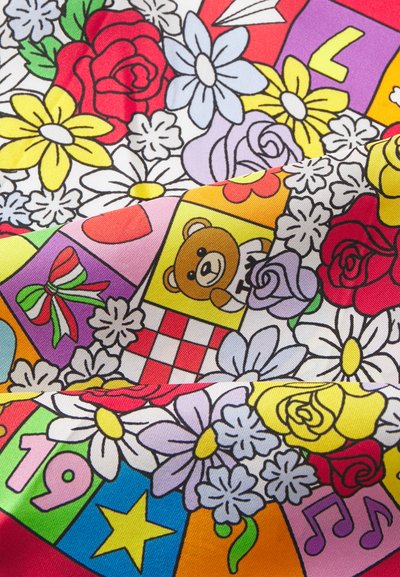 Farverigt stof med et blomster- og bjørnedesign samt ternede og geometriske former i gul, rød, lilla og grøn.