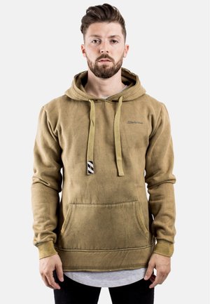 Sudadera color caqui con un bolsillo frontal, capucha con cordón y logo impreso. Presenta un tejido texturizado y suave, así como un detalle a rayas en el cordón.
