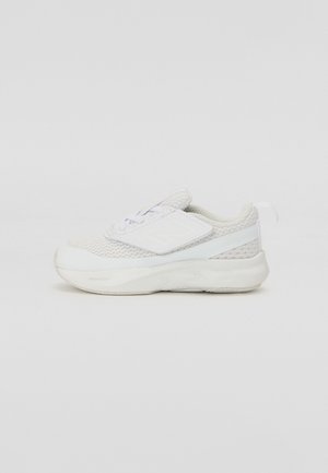 Baskets blanches de sport avec tige en mesh, col rembourré et semelle amortissante. Présente un design lisse et texturé avec des accents réfléchissants discrets.