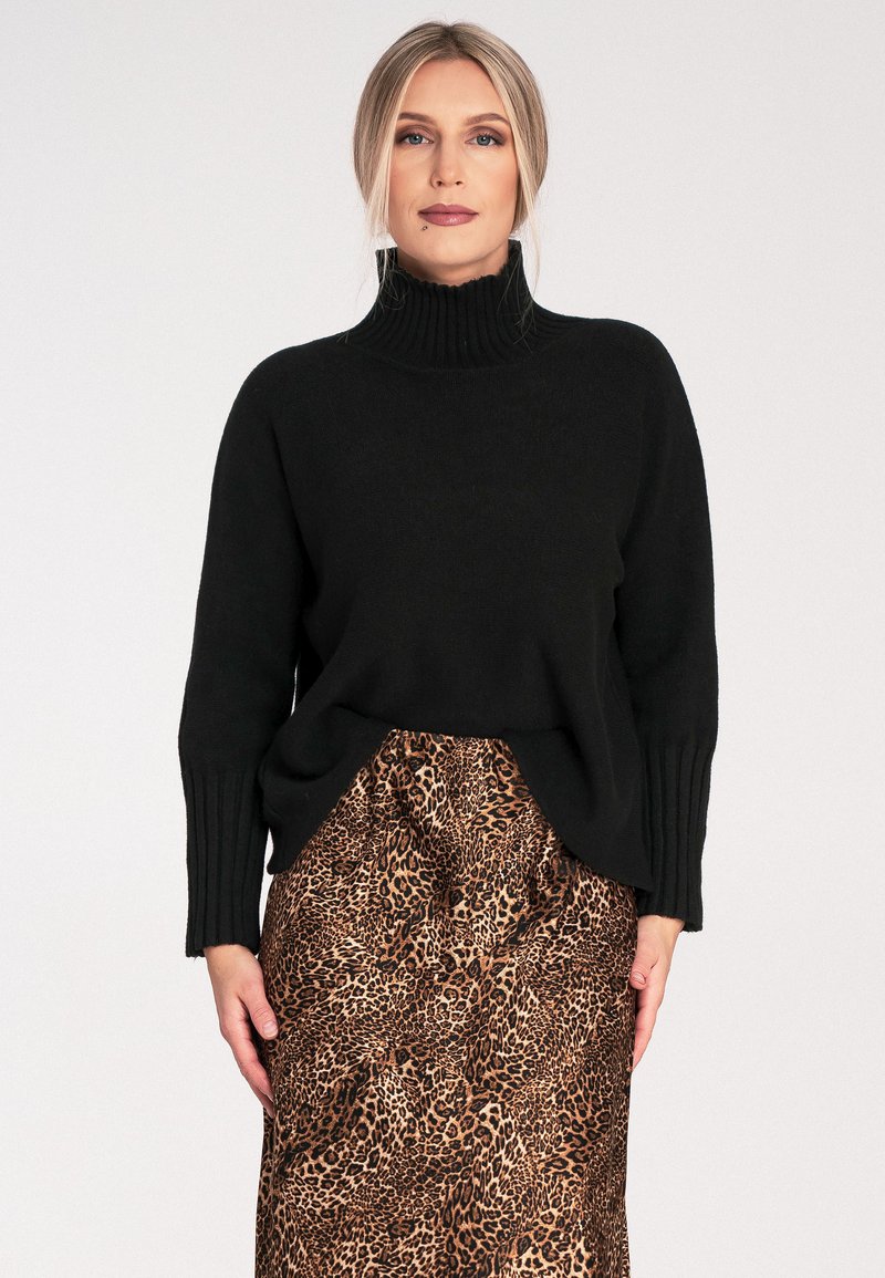 Czarny dzianinowy sweter z golfem i prążkowanymi mankietami, w połączeniu z satynową spódnicą w leopardzi wzór z elastyczną talią.