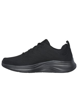 Scarpe sportive nere con tomaia in tessuto testurizzato, suola intermedia nera liscia e dettagli curvi delicati. Presentano un design con lacci e una linguetta per il sollevamento.