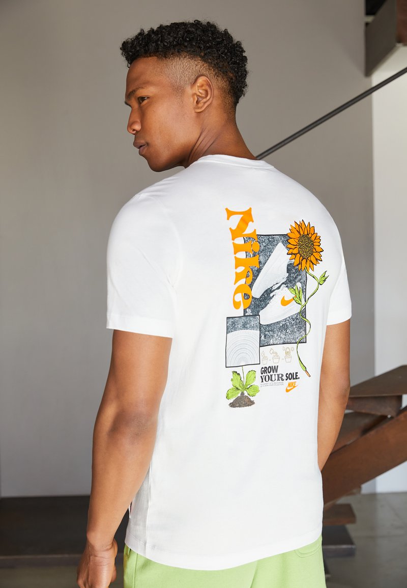 Nike Sportswear GRAPHIC TEE Print Tshirt white Zalando.ie