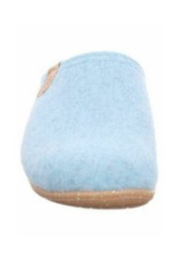 Mėlynas jausmo šlepetė su apvaliu pirštu ir smėlio spalvos padu. Dizainas pasižymi lygiu paviršiumi ir minimalistišku stiliumi, su mažu etiketės akcentu.