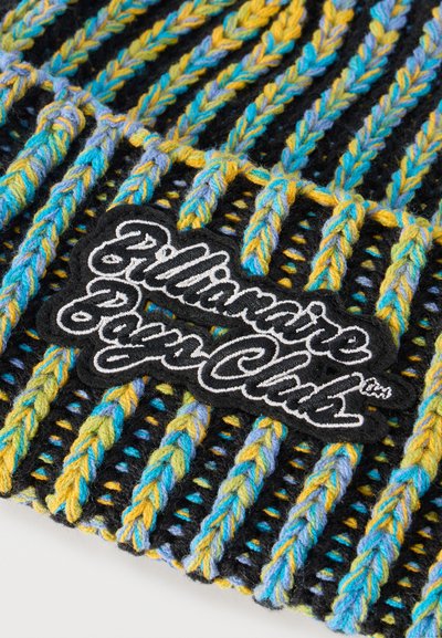 Μαύρο πλεκτό σκουφάκι με κάθετες πλεγμένες ρίγες από νήμα σε κίτρινο, μπλε και λεβαντίν, με ένα κεντημένο ταμπελάκι "Billionaire Boys Club".