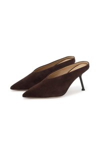 Kastanjan suede slingback höghälar med spetsig tå, slank silhuett och smal stilettklack. Slät foder synligt vid öppningen.