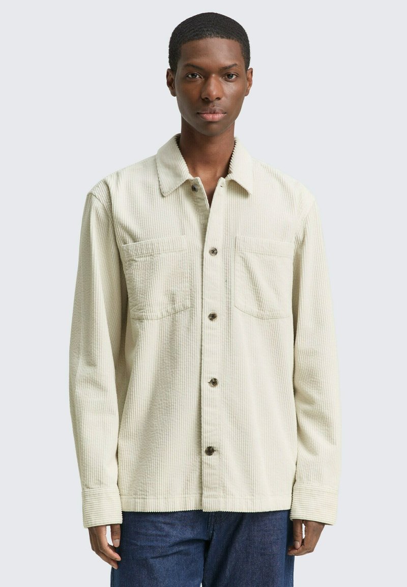 Katoenen corduroy shirt in lichtcreme met een knoopsluiting aan de voorkant, twee borstzakken en lange mouwen, met een gestructureerd ribontwerp.