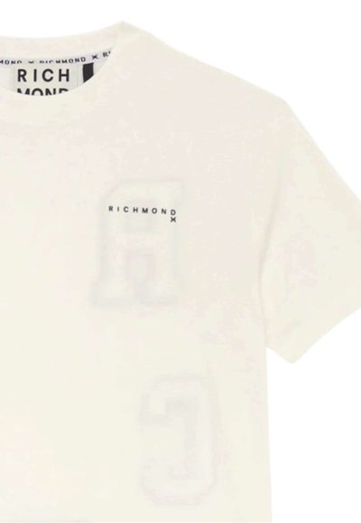 T-shirt bianco in cotone a maniche corte, caratterizzato da un piccolo logo nero "RICHMOND X" e accenti testurizzati delle lettere debolmente visibili.