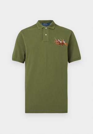 Olívazöld rövid ujjú galléros póló két gombbal és hímzett motívummal, amely három lóra ülő pólójátékost ábrázol a bal mellrészen.