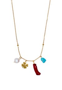 Guldhalsband med fyra berlocker: en vit pärla, grön klöver, turkos sten och röd chili, som visar upp olika texturer och färger.