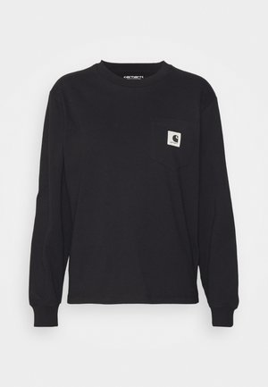 T-shirt noir à manches longues en coton, doté d'une poche poitrine avec une étiquette. Coudières côtelées et col rond. Texture lisse.