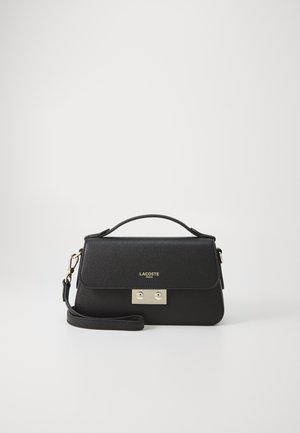 Sac à main en cuir noir avec une finition texturée, quincaillerie dorée, une poignée supérieure et une bandoulière amovible. Dispose d'une fermeture à rabat.