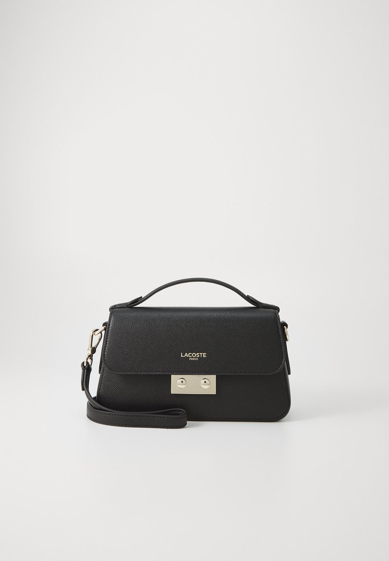 Sac à main en cuir noir avec une finition texturée, quincaillerie dorée, une poignée supérieure et une bandoulière amovible. Dispose d'une fermeture à rabat.