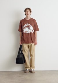 HUGO DIT - Trükipildiga T-särk - medium brown