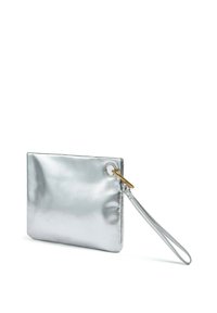 Clutch metallica argento con una texture liscia, forma rettangolare e un cinturino da polso. Presenta un accent di hardware oro per la chiusura.