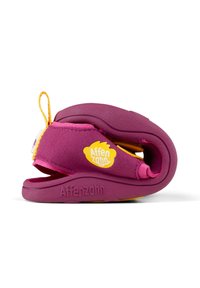 Scarpa viola per bambini, realizzata in materiale soffice con una suola flessibile. Presenta dettagli gialli e un logo. Texture liscia con forma arrotondata.