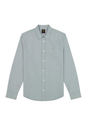 Lys grå skjorte med lange ærmer og knapper, spids krave og diskret Lee-logo på brystet, vist fladt på hvid baggrund.