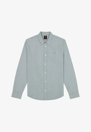 Lys grå skjorte med lange ærmer og knapper, spids krave og diskret Lee-logo på brystet, vist fladt på hvid baggrund.