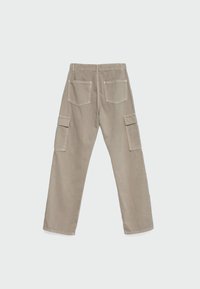 Beige cargo kalhoty se dvěma zadními kapsami a dvěma postranními klopovými kapsami, rovný střih, vystavené na bílém pozadí.