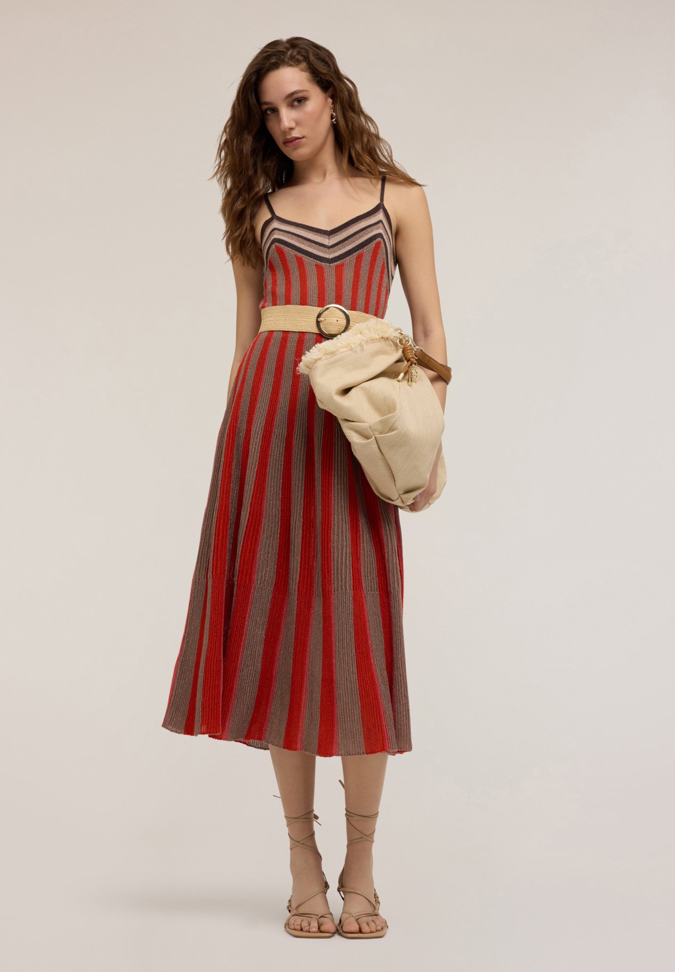 Motivi FLARE IN A RIGHE Abito in maglia rosso