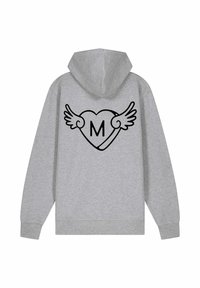 Pelēks džemperis ar kapuci, ar melnu grafikas dizainu sirdij ar spārniem un centrā burtiem "M" mugurā.