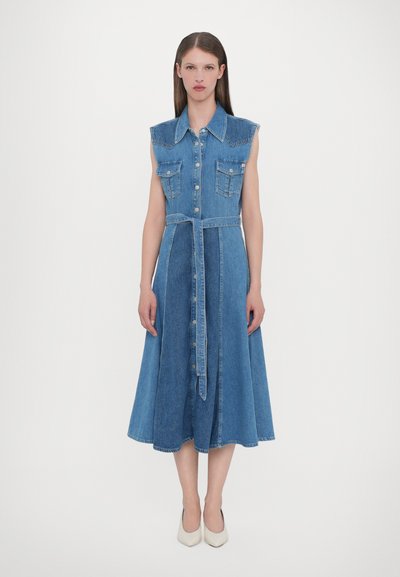 Rochie midi din denim cu un corset ajustat, design fără mâneci, guler ascuțit, două buzunare la piept și o curea de legat în talie; culoare bleu deschis.