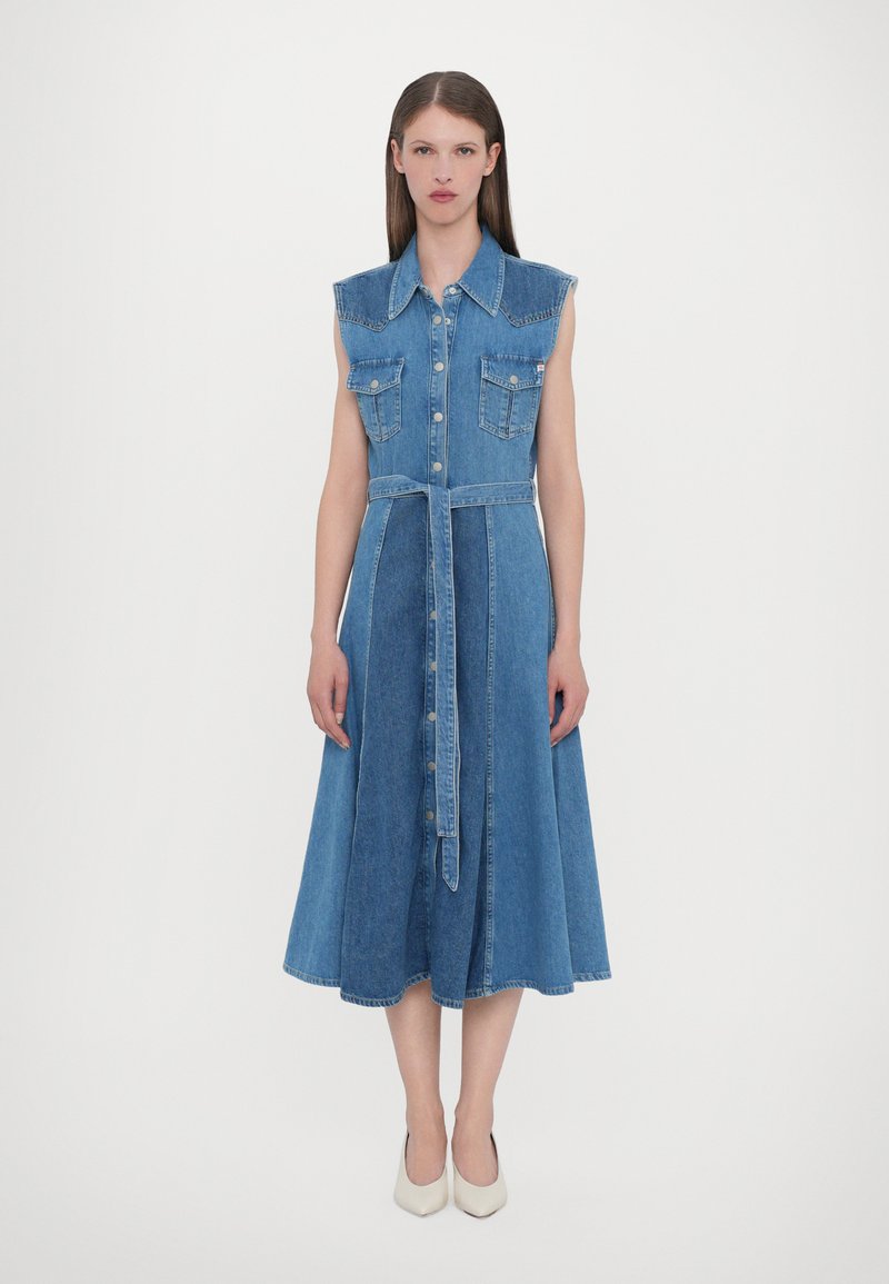 AG Jeans - MARTIGUES PATCHED SLEEVELESS DRESS - Vestido camisero - blue denim, Ampliar