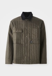 Quilted olivgrüne Jacke mit einem schwarzen Cordkragen, vier Fronttaschen, Druckknopfverschlüssen und einem kleinen Logoetikett an der Seite.