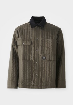 Quiltet olivengrøn jakke med en sort fløjlskrave, fire forlommer, trykknap-lukninger og et lille logomærke på siden.