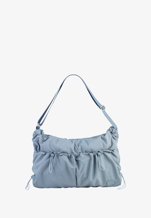 Lichtblauwe schoudertas van gestructureerde stof, met een geplooid ontwerp, twee voorkanten zakken en een verstelbare strap met hardware accenten.