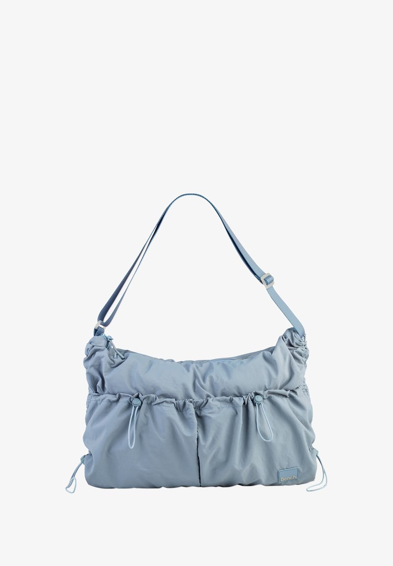 Helleblaue Schultertasche aus strukturiertem Stoff, mit einem gerafften Design, zwei Fronttaschen und verstellbarem Tragegurt mit Hardware-Details.