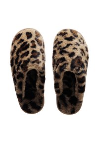 Pantofole con stampa leopardata realizzate in morbido tessuto peluche. Design aperto con una forma arrotondata e dettagli marroni sulla suola.