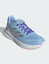 Chaussure de sport bleu clair avec une tige en mesh, des accents violets, trois bandes argentées et une semelle Cloudfoam blanche avec un extérieur rose.