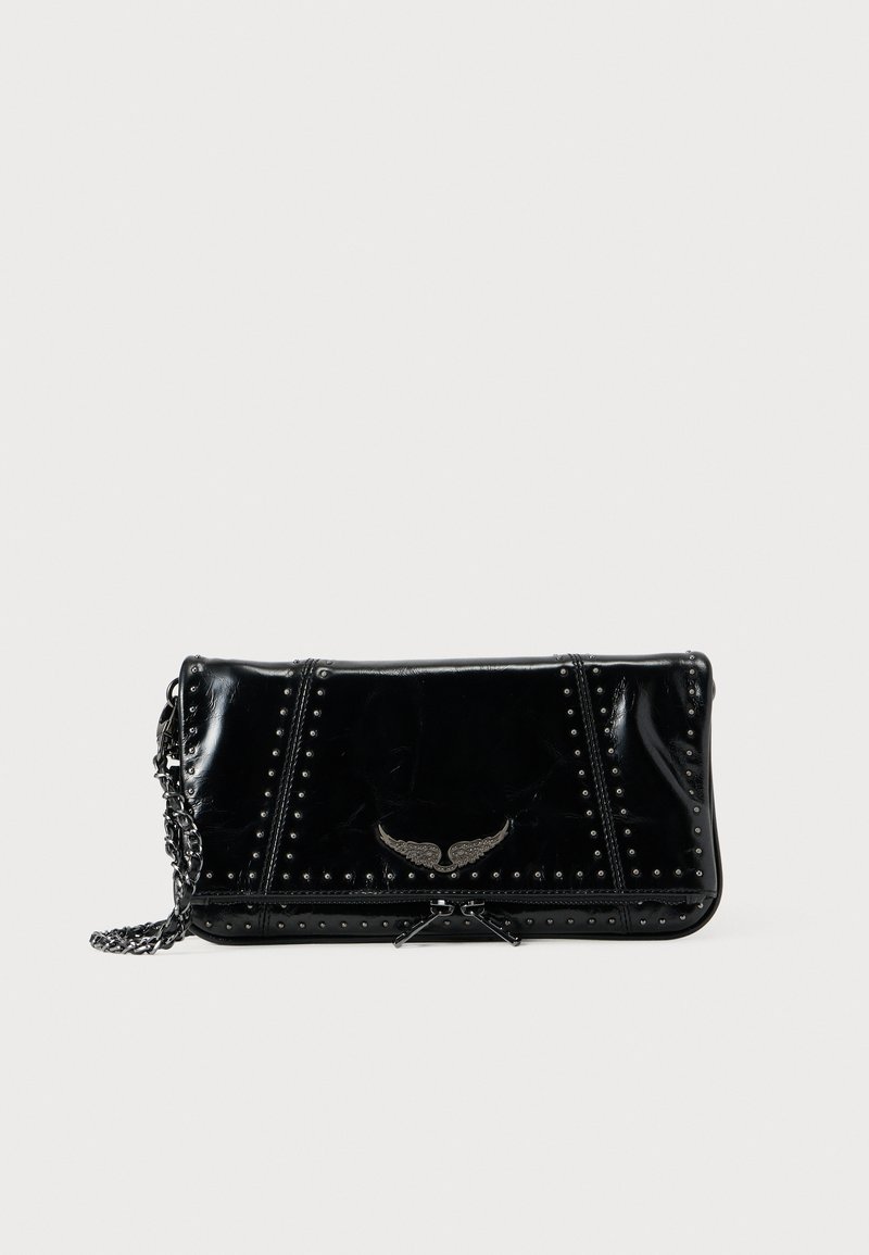 Μαύρο τσαντάκι χειρός από λουστρίνι με διακοσμητικές καρφίτσες, αλυσίδα ιμάντα, κλείσιμο με καπάκι και ανάγλυφη λεπτομέρεια φτερού στο μπροστινό μέρος, λεία υφή, ορθογώνιο σχήμα.