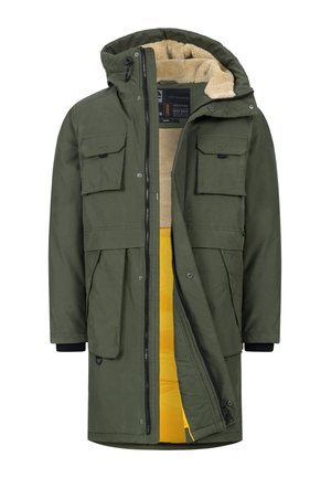 Parka verde oliva, dotata di chiusura con zip, quattro tasche frontali e un rivestimento isolante giallo con una morbida texture interna. Include un cappuccio regolabile.