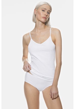 Witte katoenen top met dunne bandjes en een V-halsontwerp, gecombineerd met bijpassende witte slips, met een gladde, effen textuur.