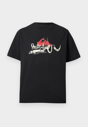 Camiseta negra de manga corta con el logo desgastado de Quiksilver en blanco y rojo y diseño abstracto de texto en el centro del frente.