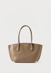 MEDIUM DOME TOTE - Τσάντα Tote - desert taupe