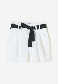 Pantalones cortos blancos con un cinturón de tela negra. Presenta pliegues y bolsillos laterales. Hecho de un material suave. Diseño simple y funcional.