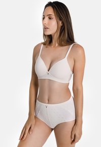 Beige Spitzen-BH und hoch geschnittene Unterhose, aus glattem Stoff mit gewellten Spitzenakzenten und einem kleinen dekorativen Knopf an der Taille.