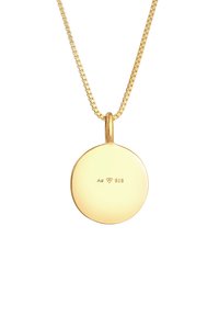 Ogrlica z obeskom z zlatim odtenkom in gladko, okroglo površino. Oznake vključujejo "Ag" in "925." Veriga ima dizajn s kvadratnimi členki.